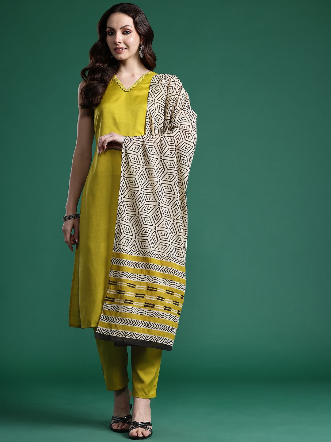 Dhiyona IE Solid Regular Kurta with Trousers & Dupatta