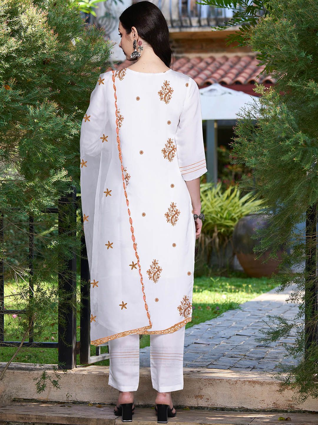 Dhiyona IE Round Neck Floral Embroidered Regular Thread Work Kurta Set