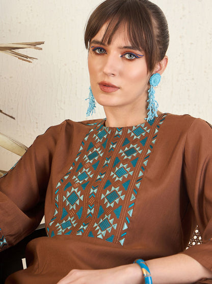 Dhiyona IE Embroidered Round Neck Top With Trousers Co-Ords