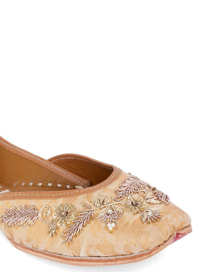 Dhiyona HOP Women Embroidered Slip-On Mojaris