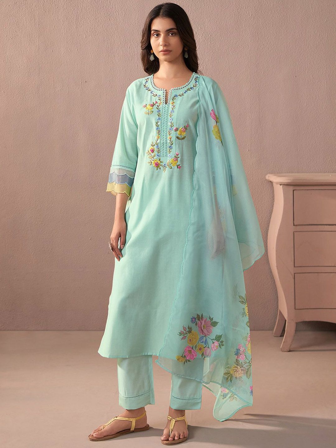Women Floral Embroidered Regular Thread Work Kurta with Trousers & With Dupatta