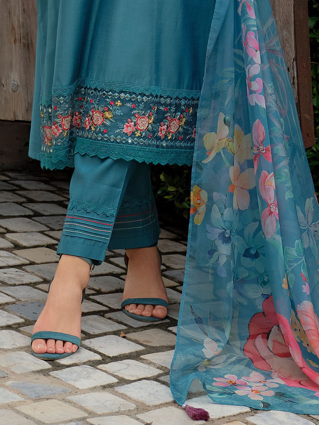 Women Floral Embroidered Regular Mirror Work Kurta with Trousers & Dupatta