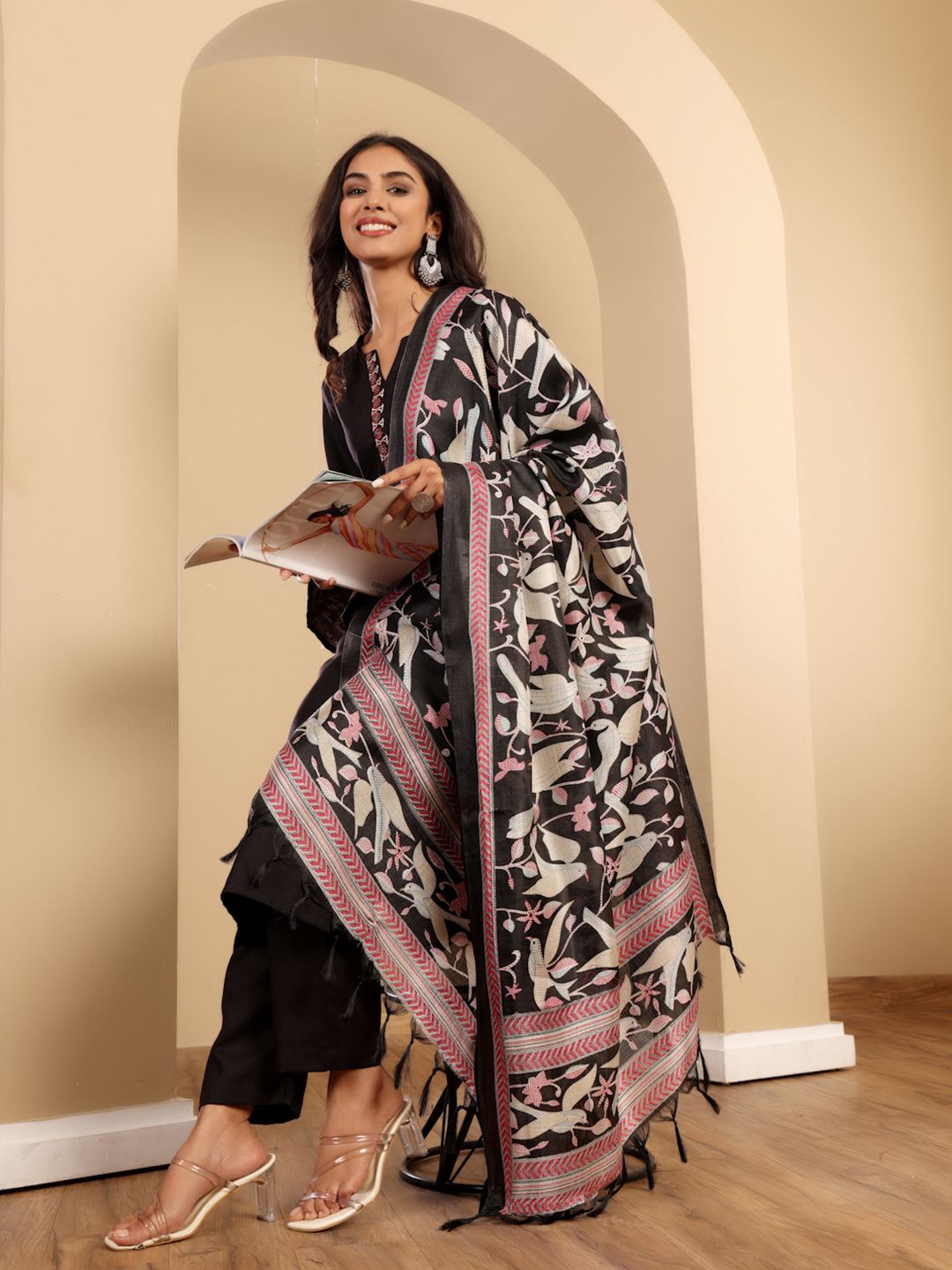 Dhiyona VA Women'sFloral Embroidered Thread Work Notch Neck Straight Kurta With Trousers & Dupatta