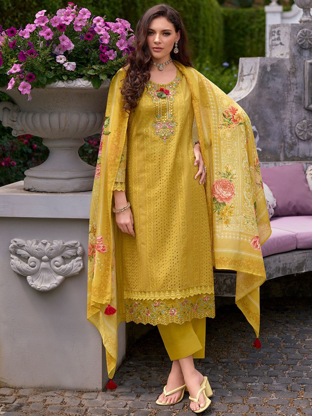 Dhiyona IE Women Floral Embroidered Thread Work Kurta with Trousers & With Dupatta