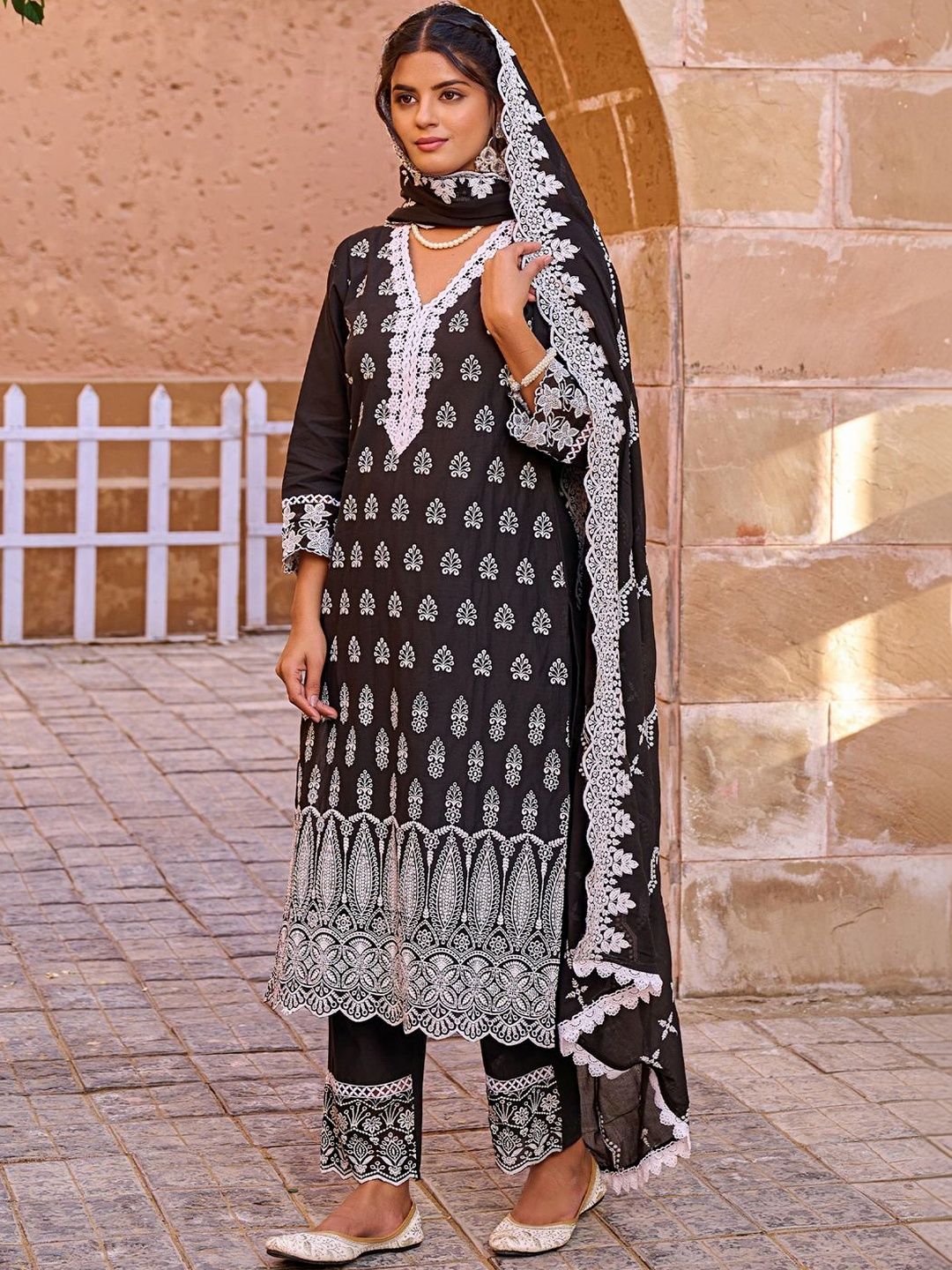 Women Ethnic Motifs Embroidered Regular Thread Work Pure Cotton Kurta with Trousers & With Dupatta