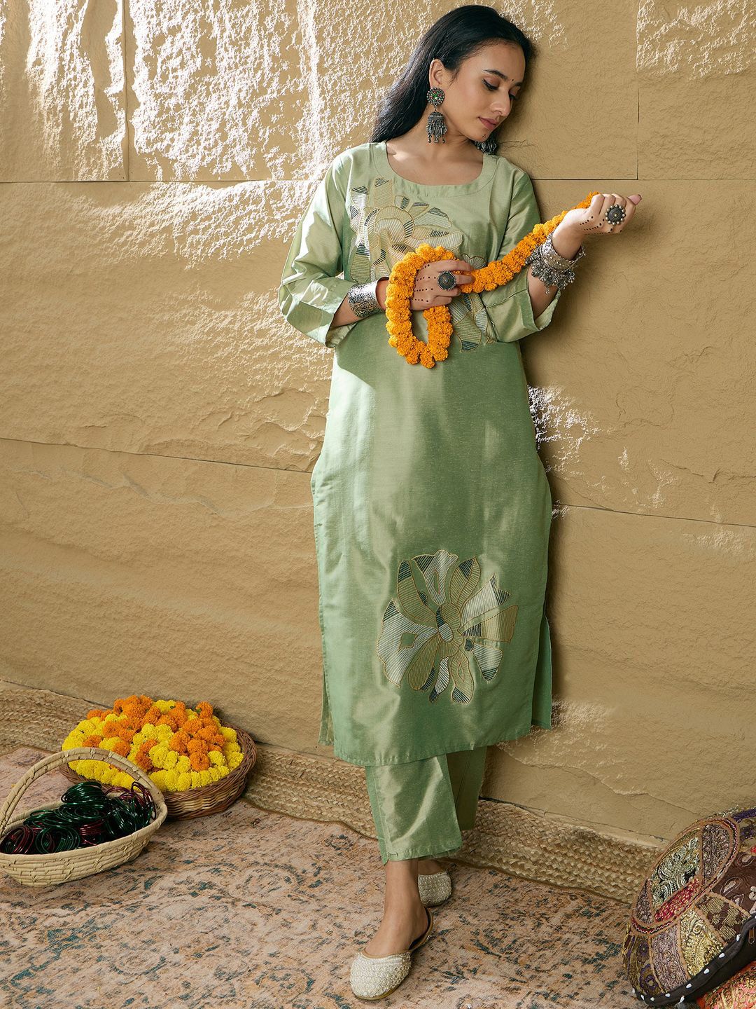 Dhiyona IE Women Floral Embroidered Regular Thread Work Kurta with Trousers