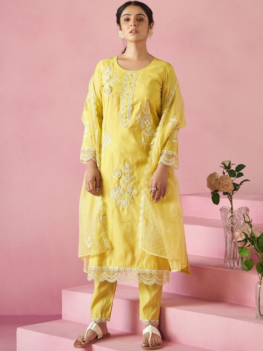 Women Floral Embroidered Regular Thread Work Kurta with Trousers & With Dupatta
