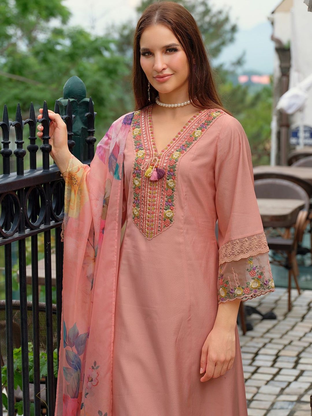 Women Floral Embroidered Regular Thread Work Kurta with Trousers & With Dupatta