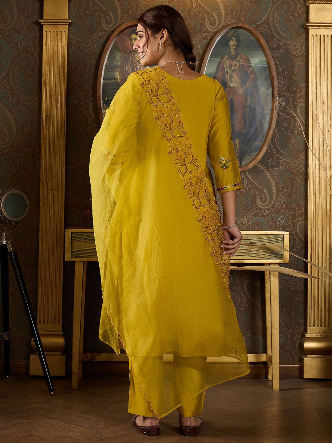Dhiyona IE Floral Embroidered Thread Work Straight Kurta With Trousers And Dupatta
