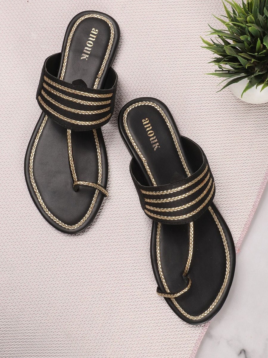 Dhiyona AK Women Black Textured One Toe Flats