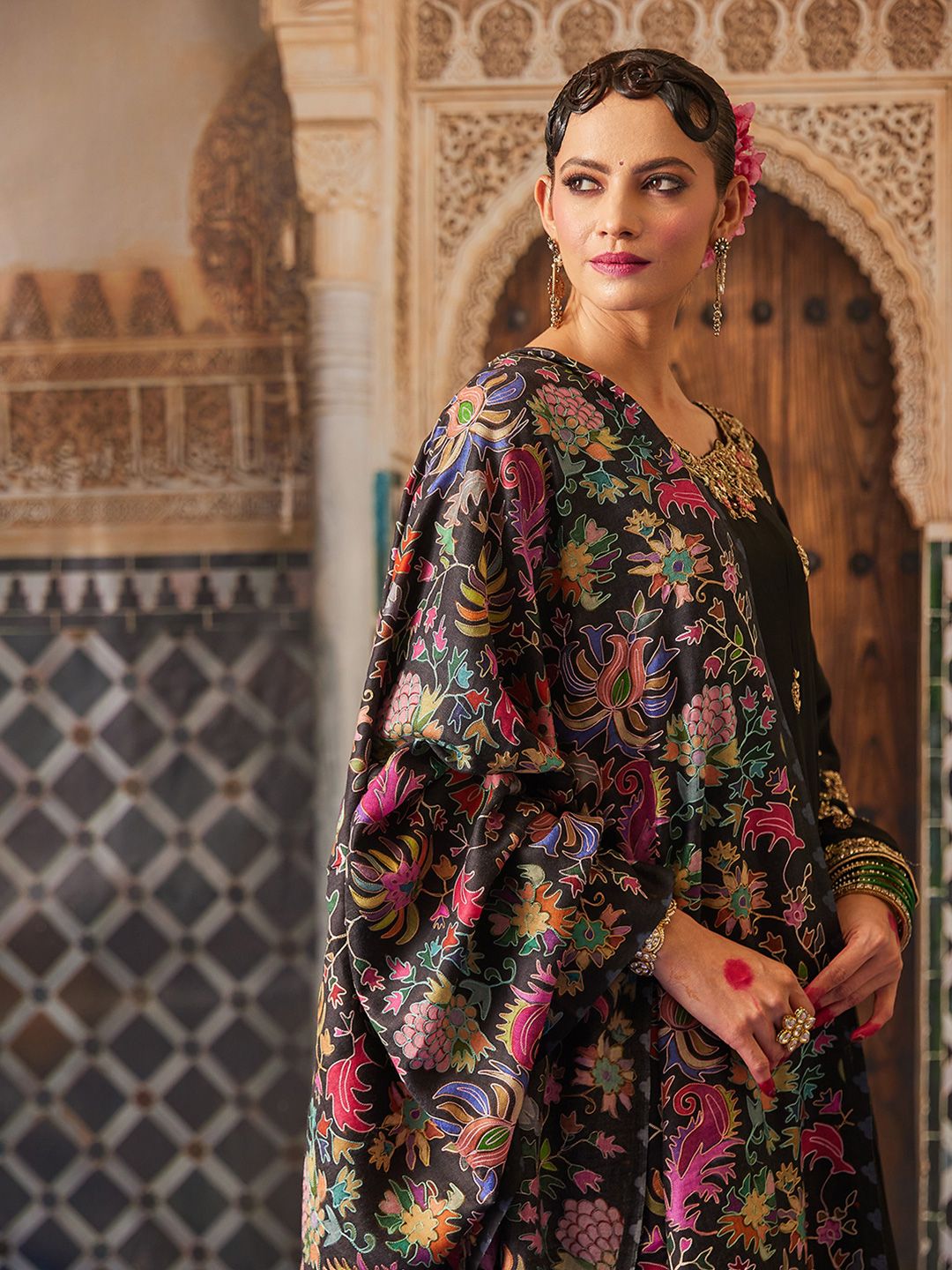 Dhiyona PA Women Floral Embroidered Shawl