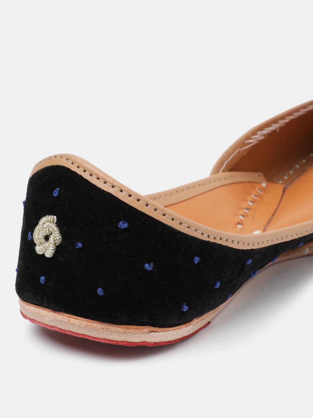 Dhiyona HOP Women Floral Embroidered Mojaris