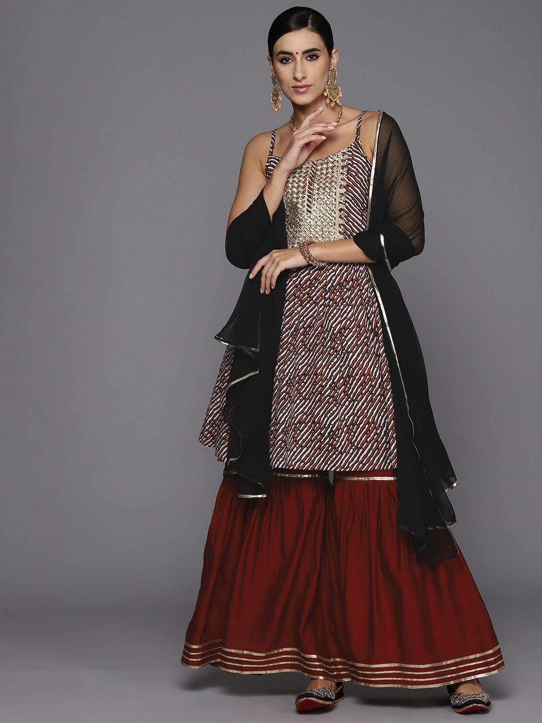 Dhiyona IE Women Dyed Regular Thread Work Kurta with Sharara & With Dupatta