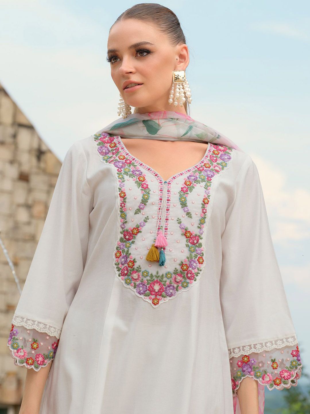 Dhiyona IE Women Embroidered Thread Work Kurta with Trousers & Dupatta