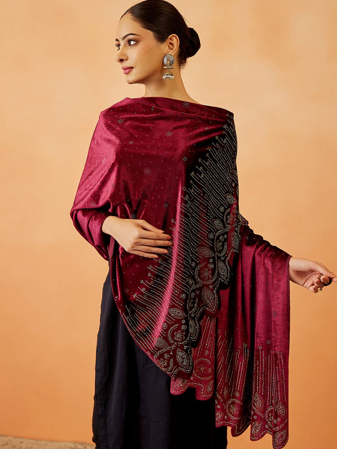 Dhiyona PA Women Floral Embroidered Velvet Shawl