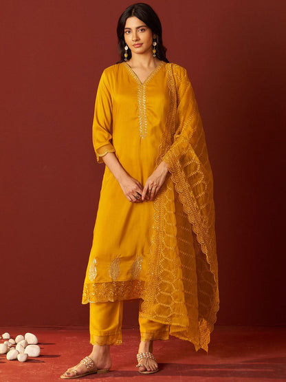 Dhiyona IE Women Floral Embroidered Kurta with Trousers & Dupatta