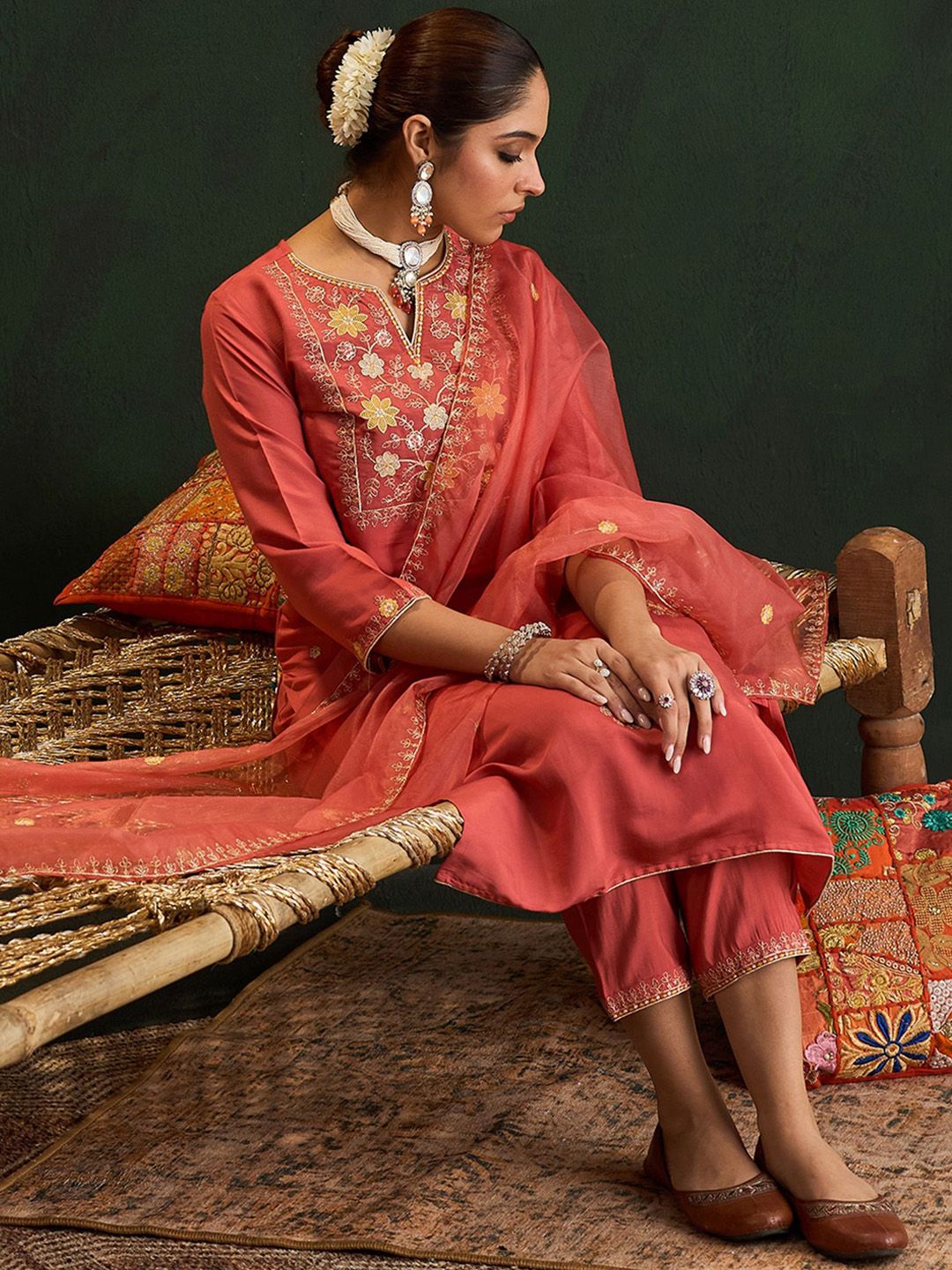 Dhiyona IE Women Floral Embroidered Regular Thread Work Kurta with Trousers & With Dupatta