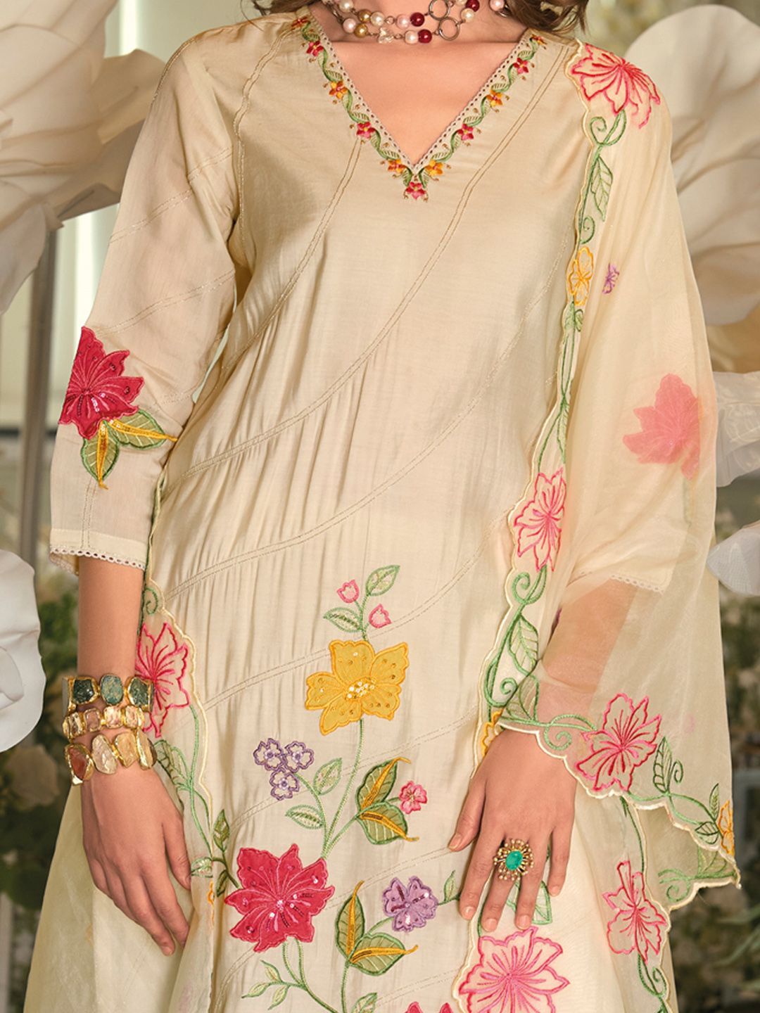 Women Floral Embroidered Regular Thread Work Kurta with Trousers & With Dupatta
