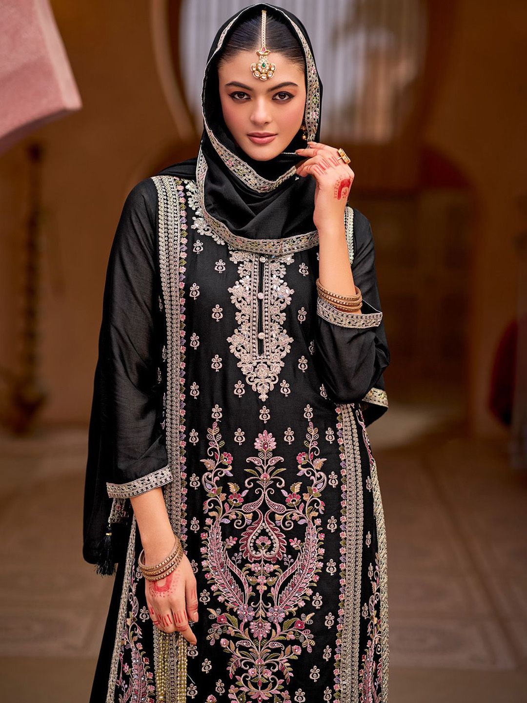 Dhiyona IE Motifs Embroidered Sweetheart Neck Zari Straight Kurta With Palazzos & Dupatta