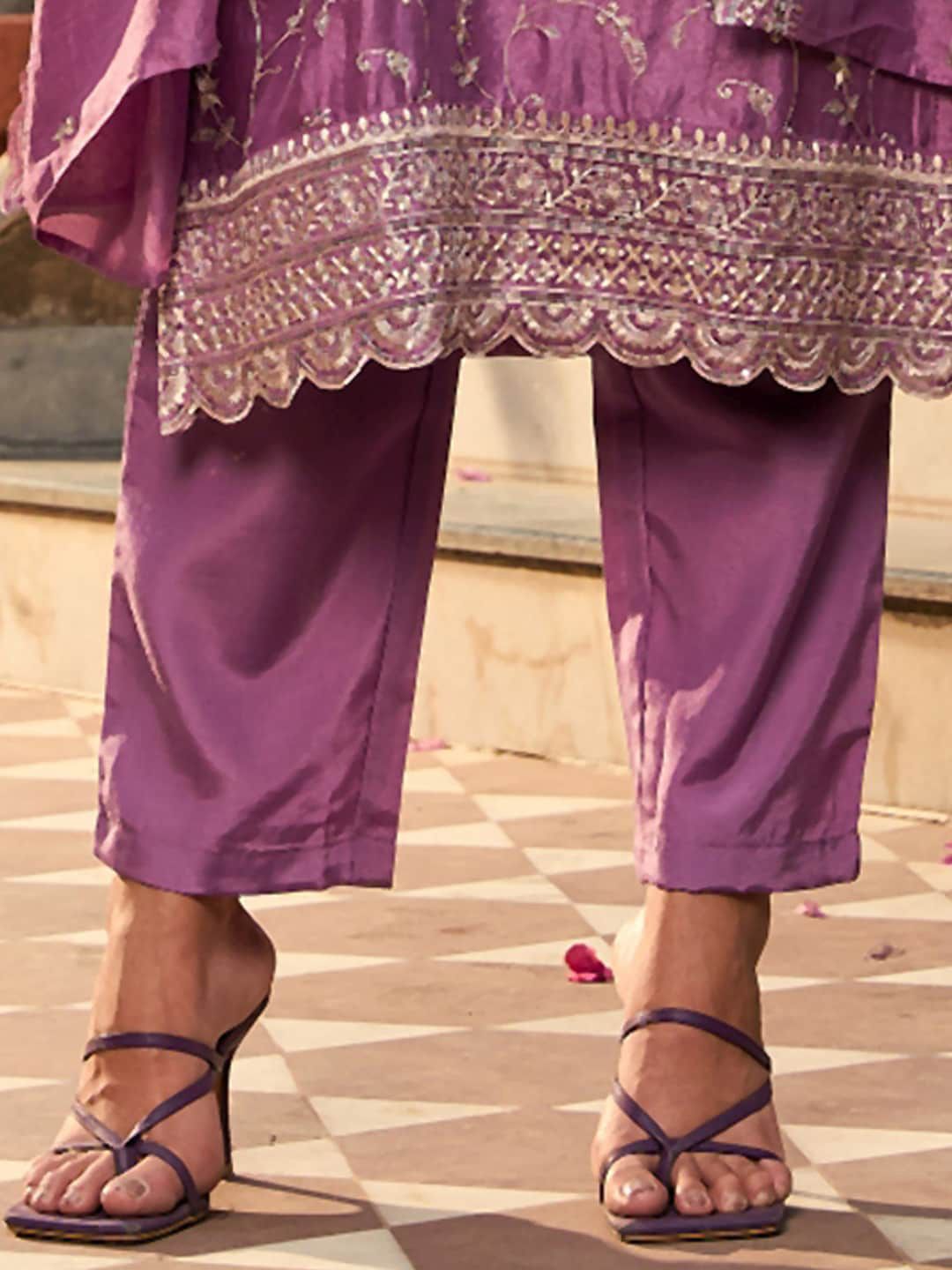 Floral Embroidered Regular Thread Work Straight Kurta with Trousers & Dupatta