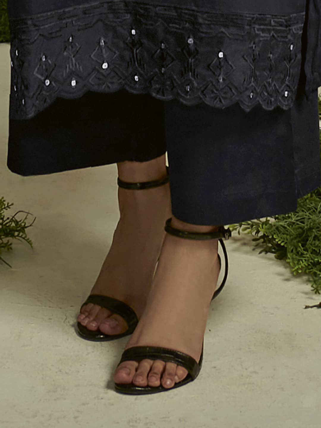 Dhiyona IE Floral Embroidered Regular Thread Work Kurta with Trousers & Dupatta