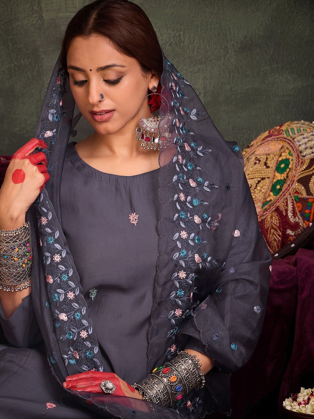 Women Floral Embroidered Regular Thread Work Kurta with Trousers & With Dupatta