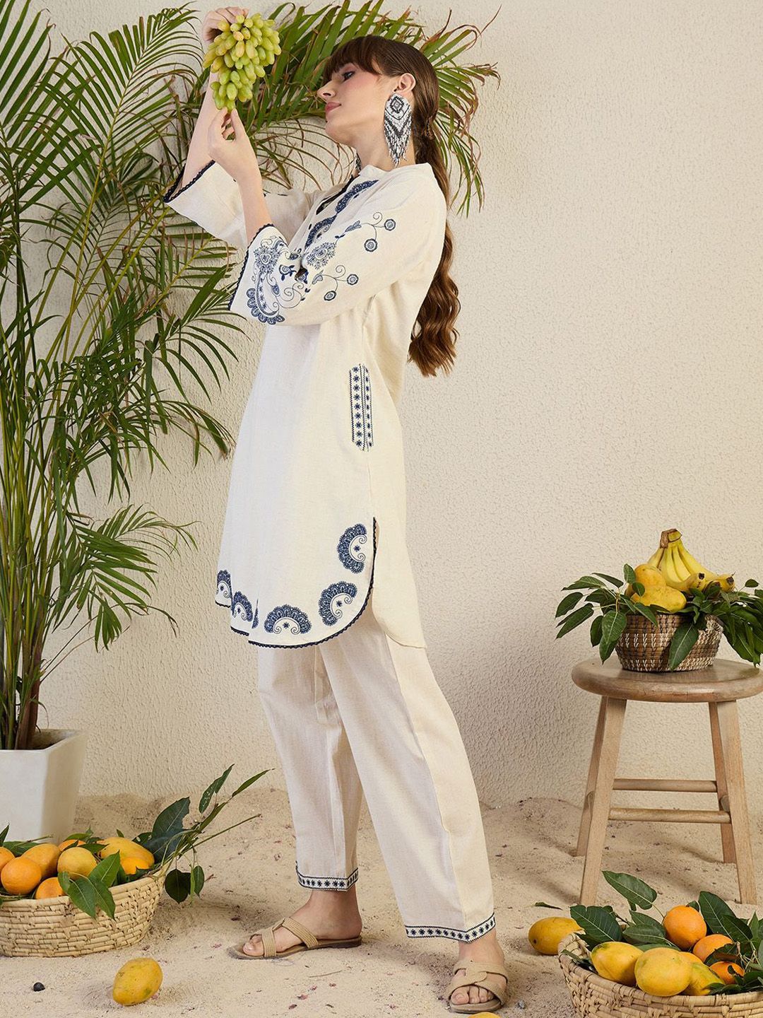 Women Ethnic Motifs Embroidered Kurta with Trousers
