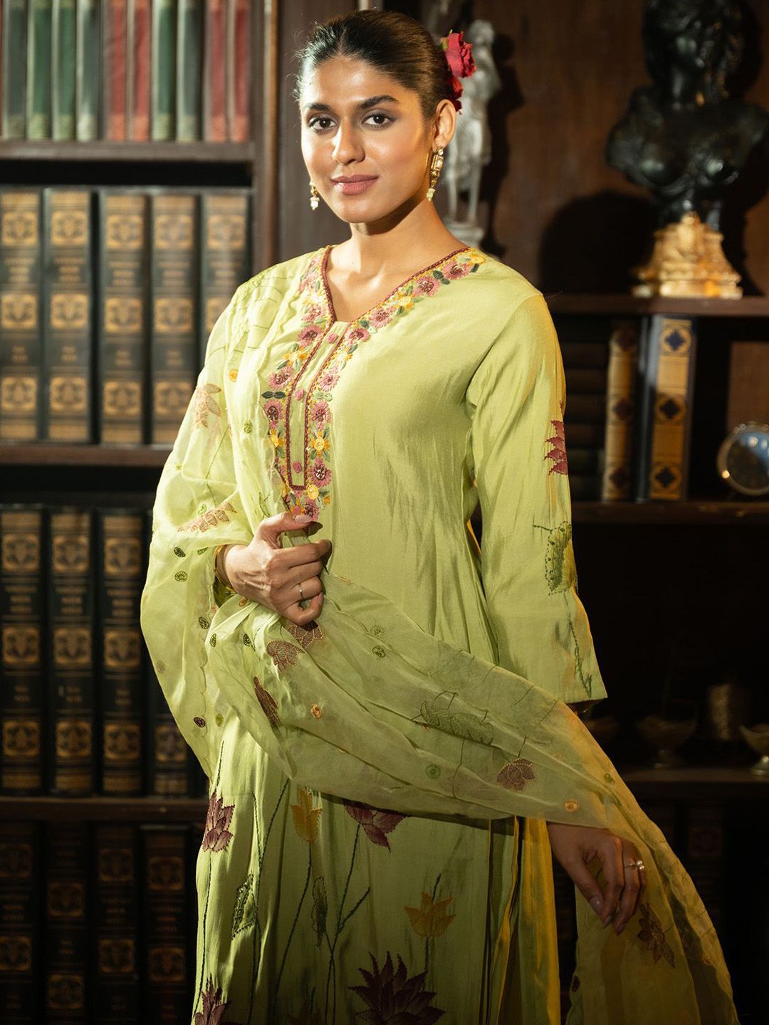 Floral Printed Thread Work Straight Kurta With Trousers & With Dupatta