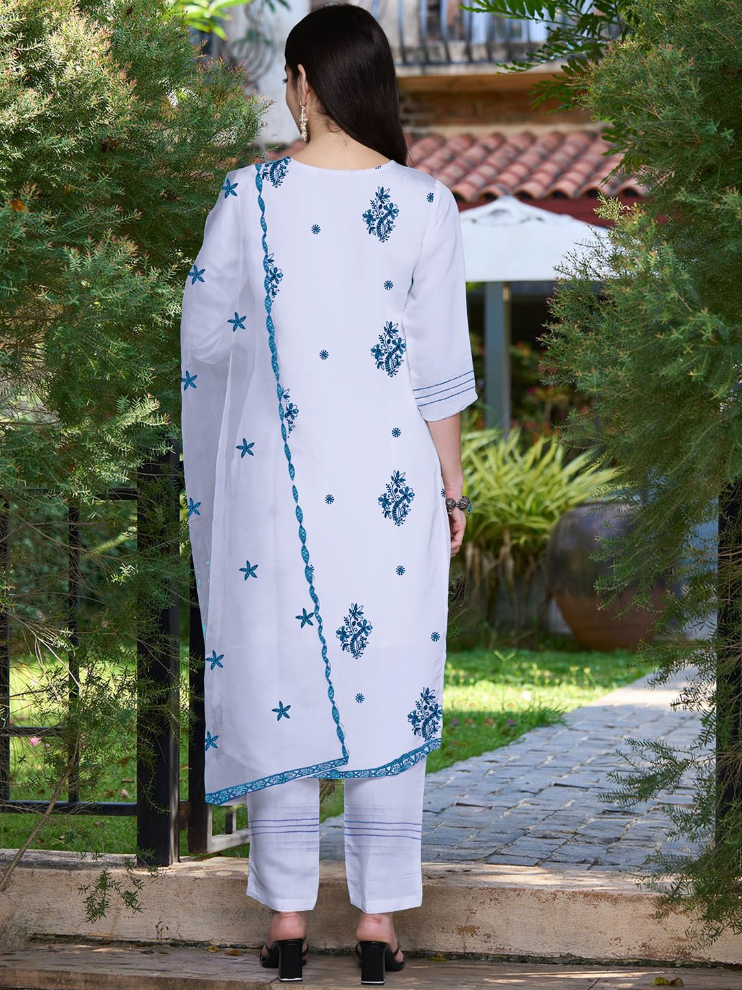 Floral Embroidered Regular Thread Work Kurta with Trousers & Dupatta