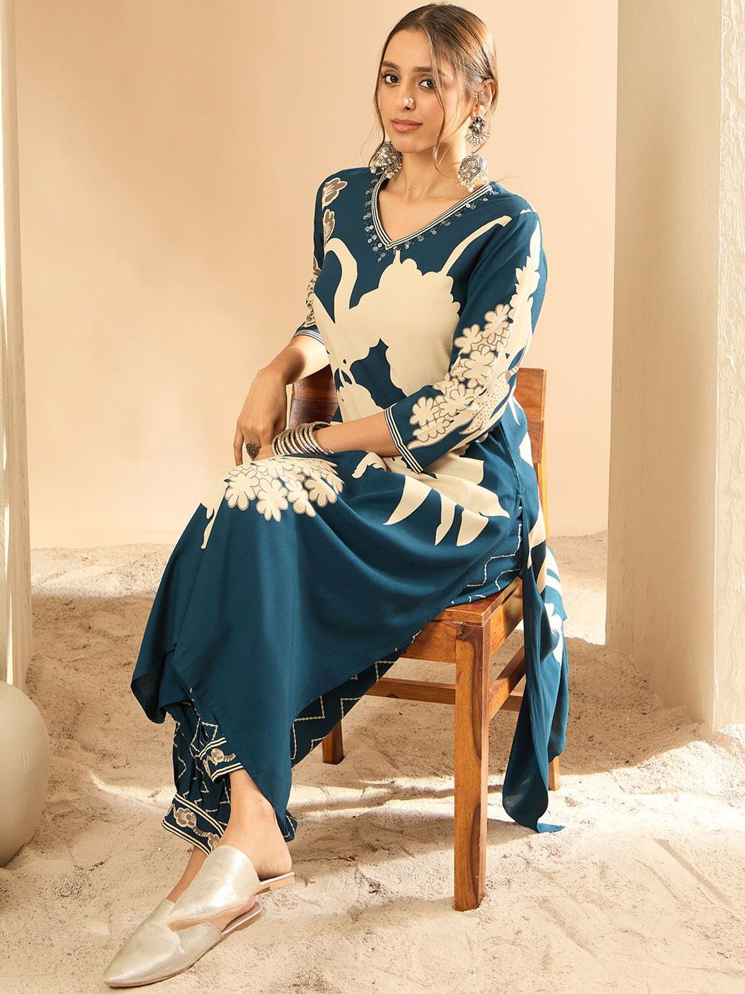 Dhiyona IE Women Floral Printed Regular Sequinned Kurta with Salwar