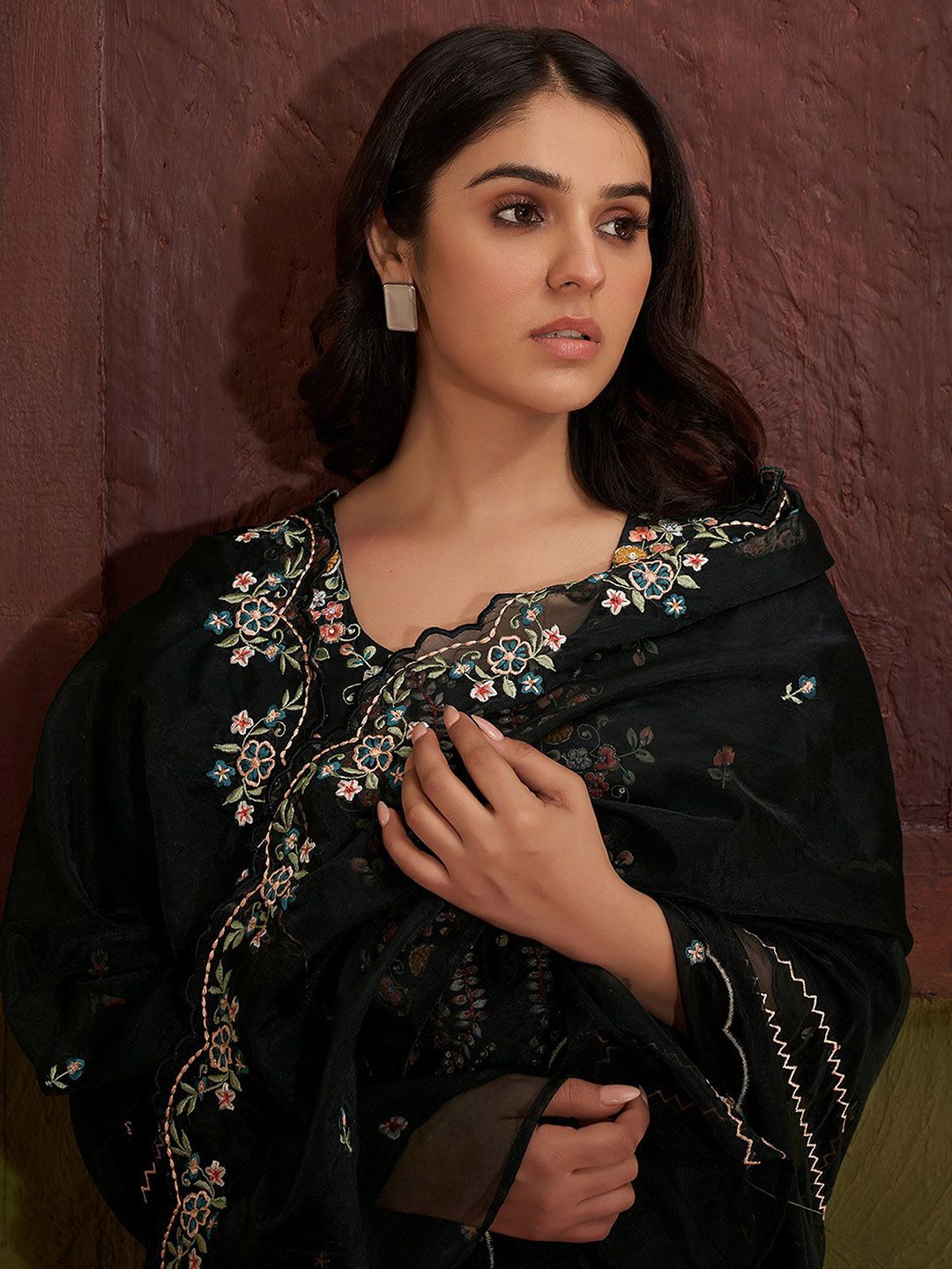 Dhiyona IE Women Floral Embroidered Regular Beads and Stones Kurta with Trousers & Dupatta