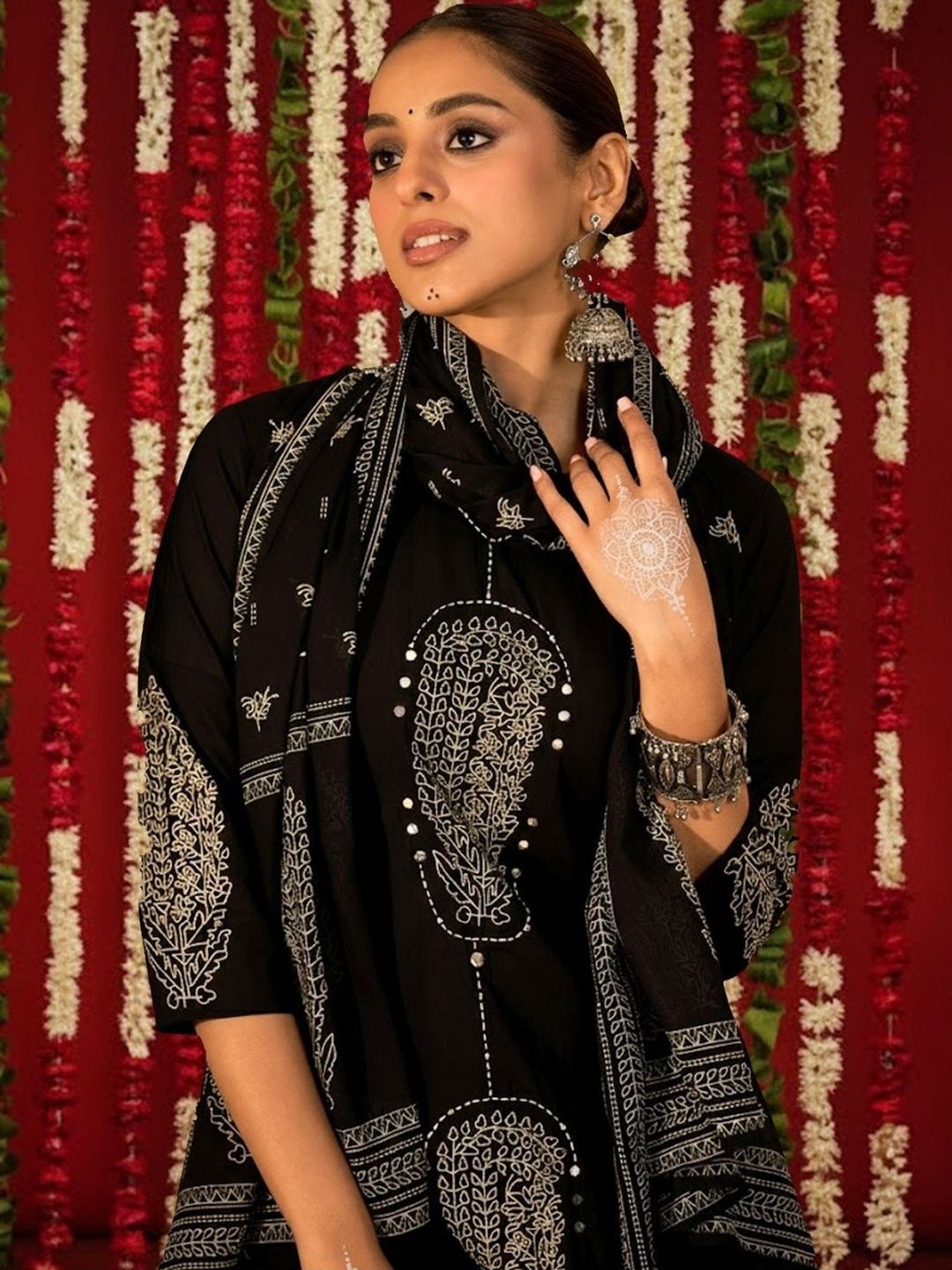 Dhiyona IE Women Ethnic Motifs Embroidered Regular Thread Work Pure Cotton Kurta with Trousers & With Dupatta