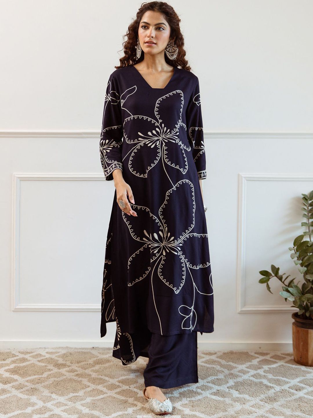 Dhiyona IE Women Floral Embroidered Regular Sequinned Kurta with Trousers