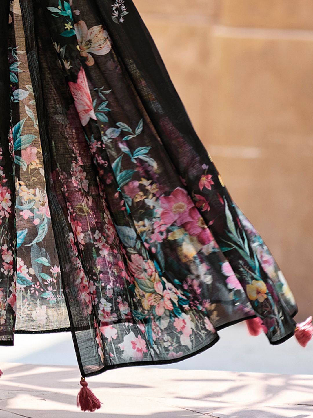 Women Floral Regular Thread Work Linen Kurta with Trousers & With Dupatta