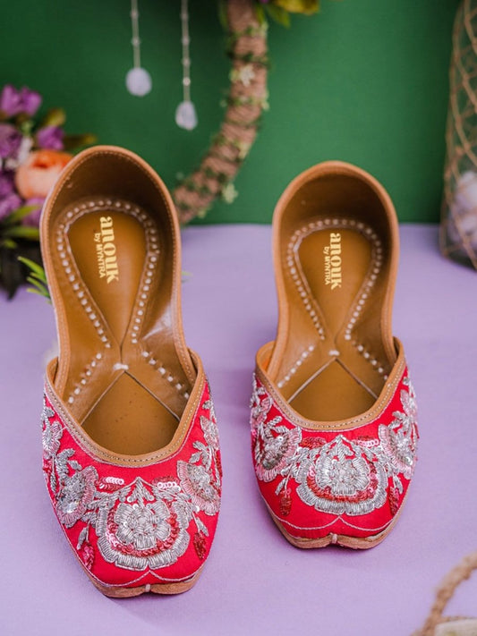 Dhiyona AK Women Red & Silver Toned Ethnic Embellished Mojaris