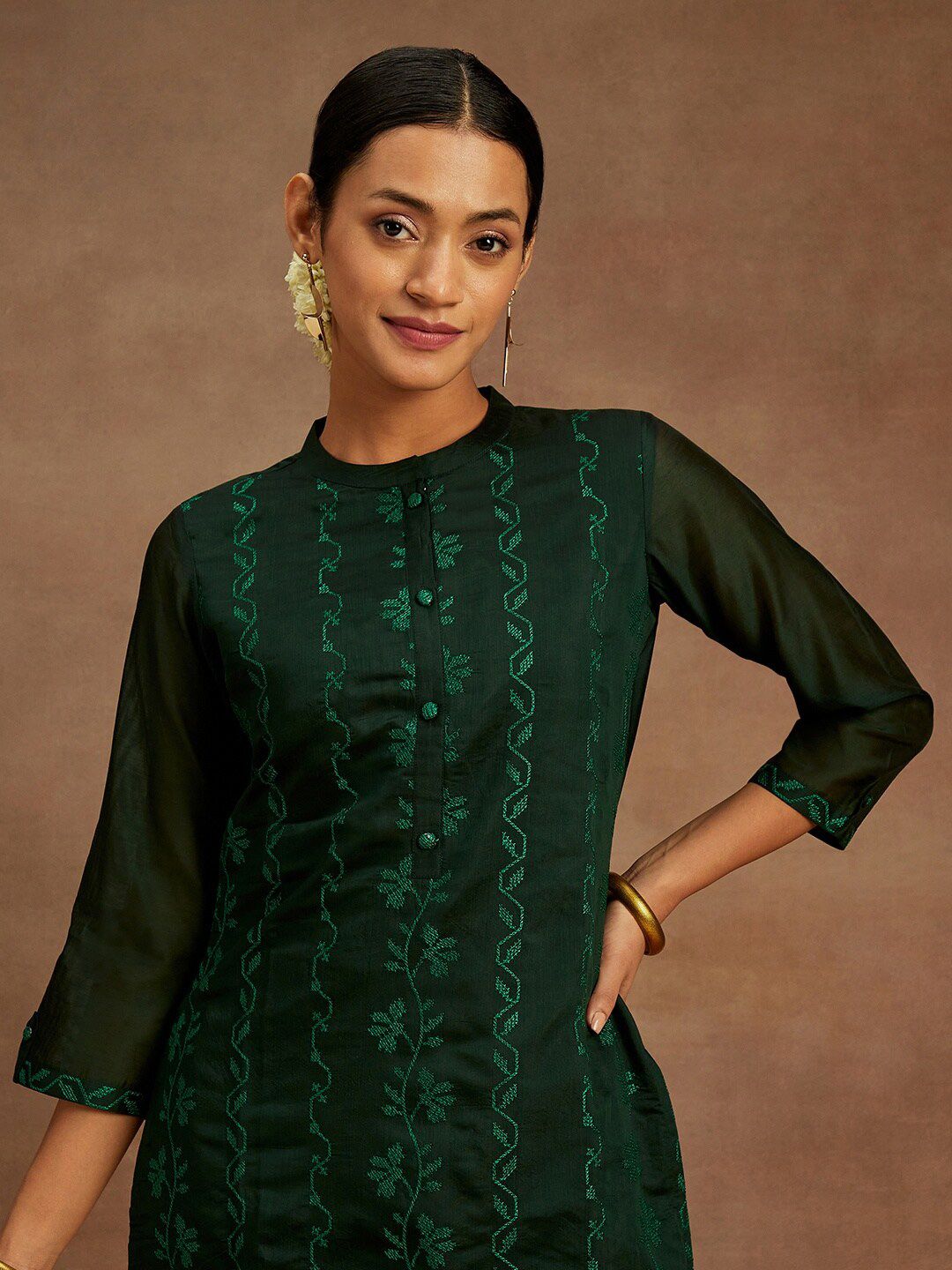 Dhiyona LB Women's Floral Embroidered Straight Kurta