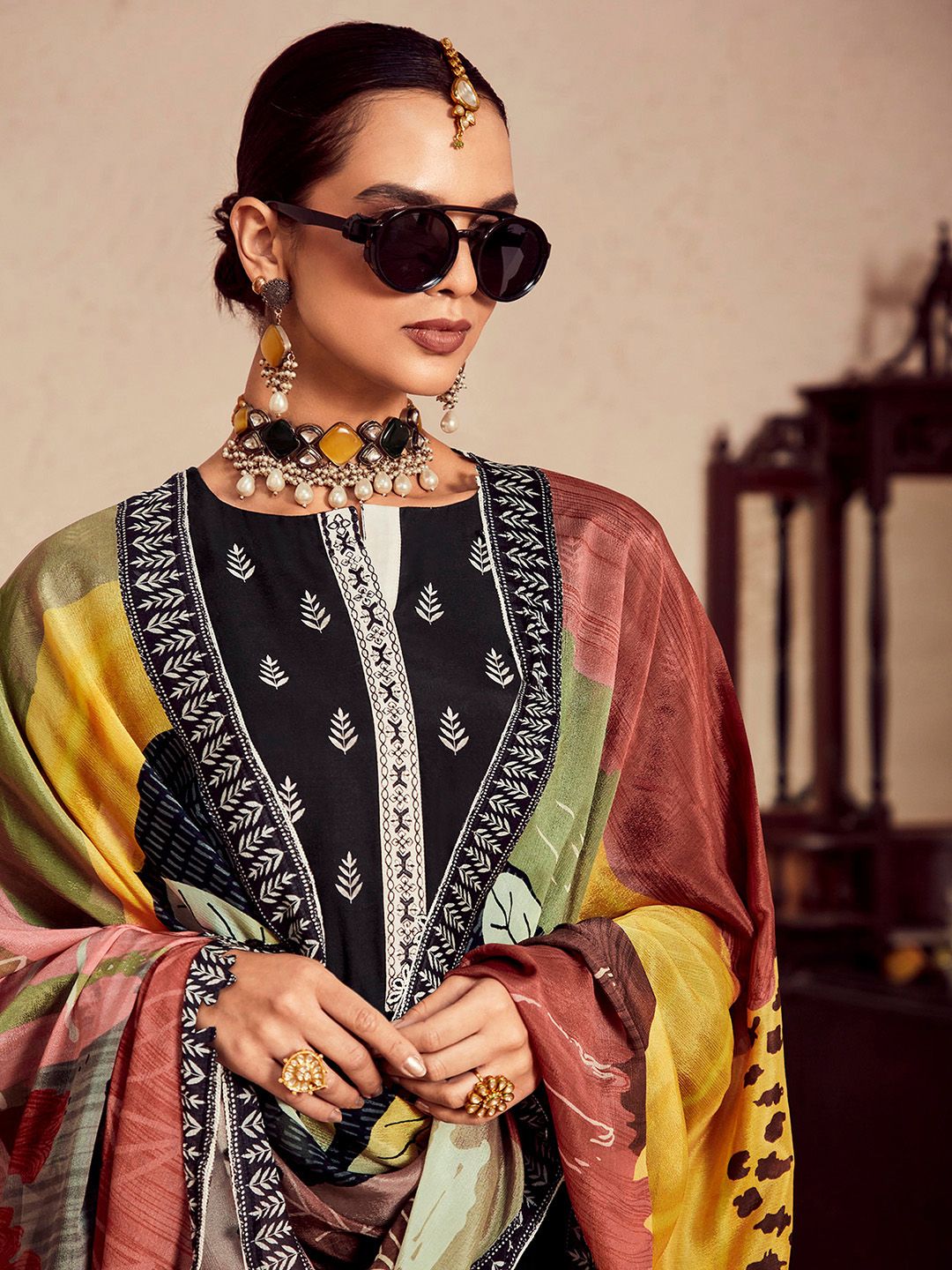 Dhiyona IE Women Floral Printed Regular Thread Work Kurta Trousers With Dupatta