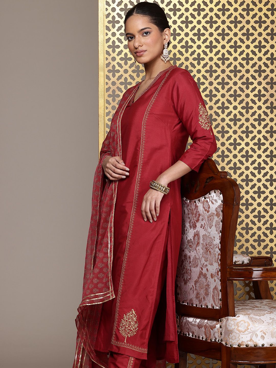 Dhiyona PD Women Floral Embroidered Thread Work Jashn Kurta with Trousers & Dupatta