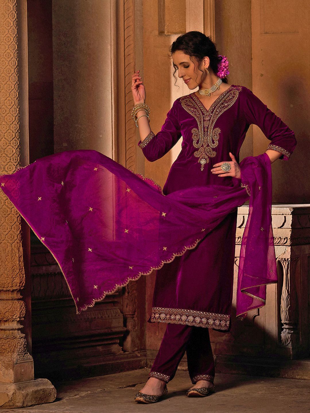 Dhiyona CH Women Ethnic Motifs Embroidered Regular Thread Work Velvet Kurta with Trousers & With Dupatta