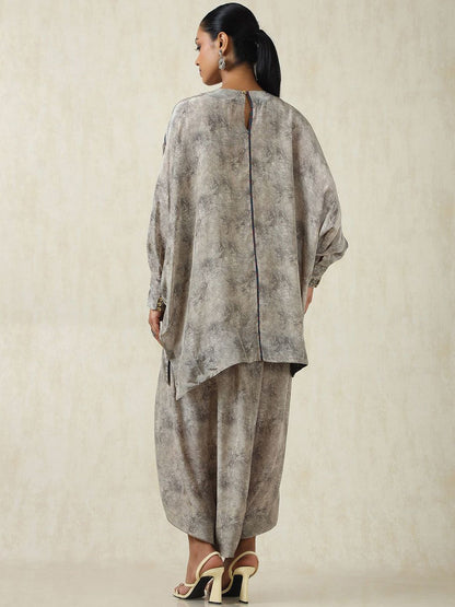 Dhiyona SO Women's Dyed Thread Work Round Neck Puffed Sleeves A-Line Kurta With Trousers