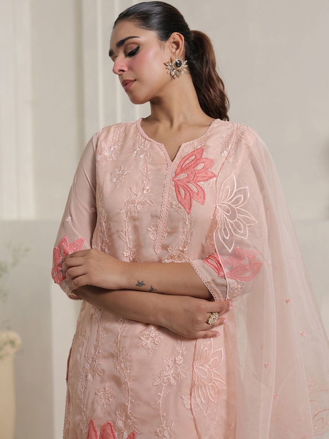 Women Floral Embroidered Regular Thread Work Kurta with Trousers & With Dupatta