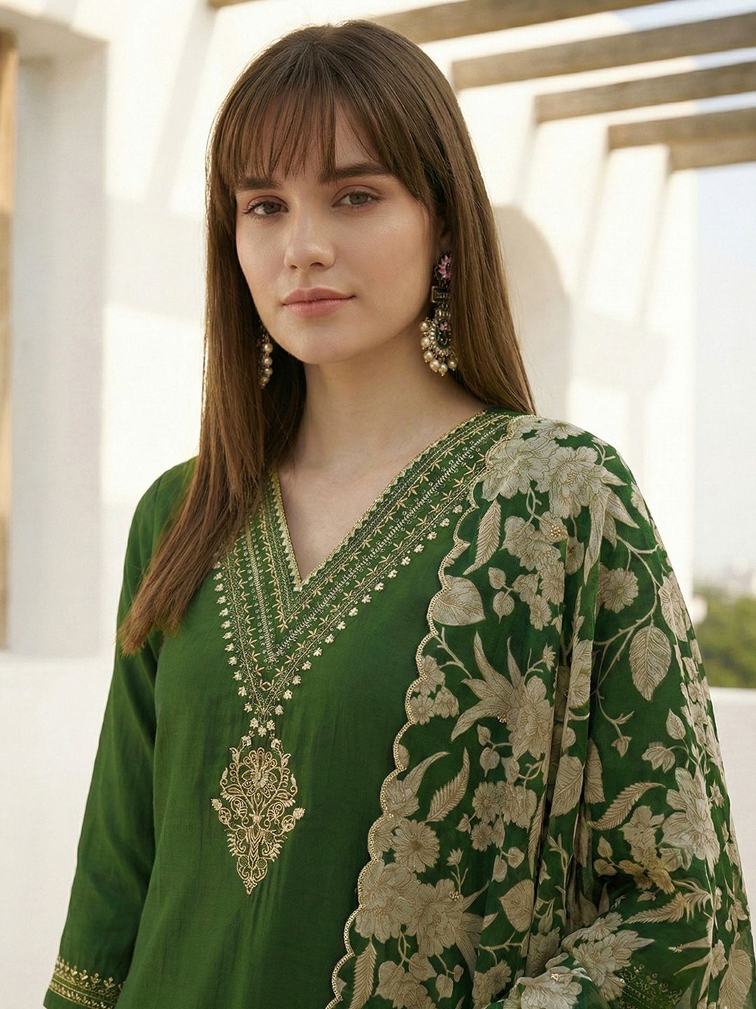 Dhiyona CH Women Floral Embroidered Regular Thread Work Kurta with Trousers & With Dupatta