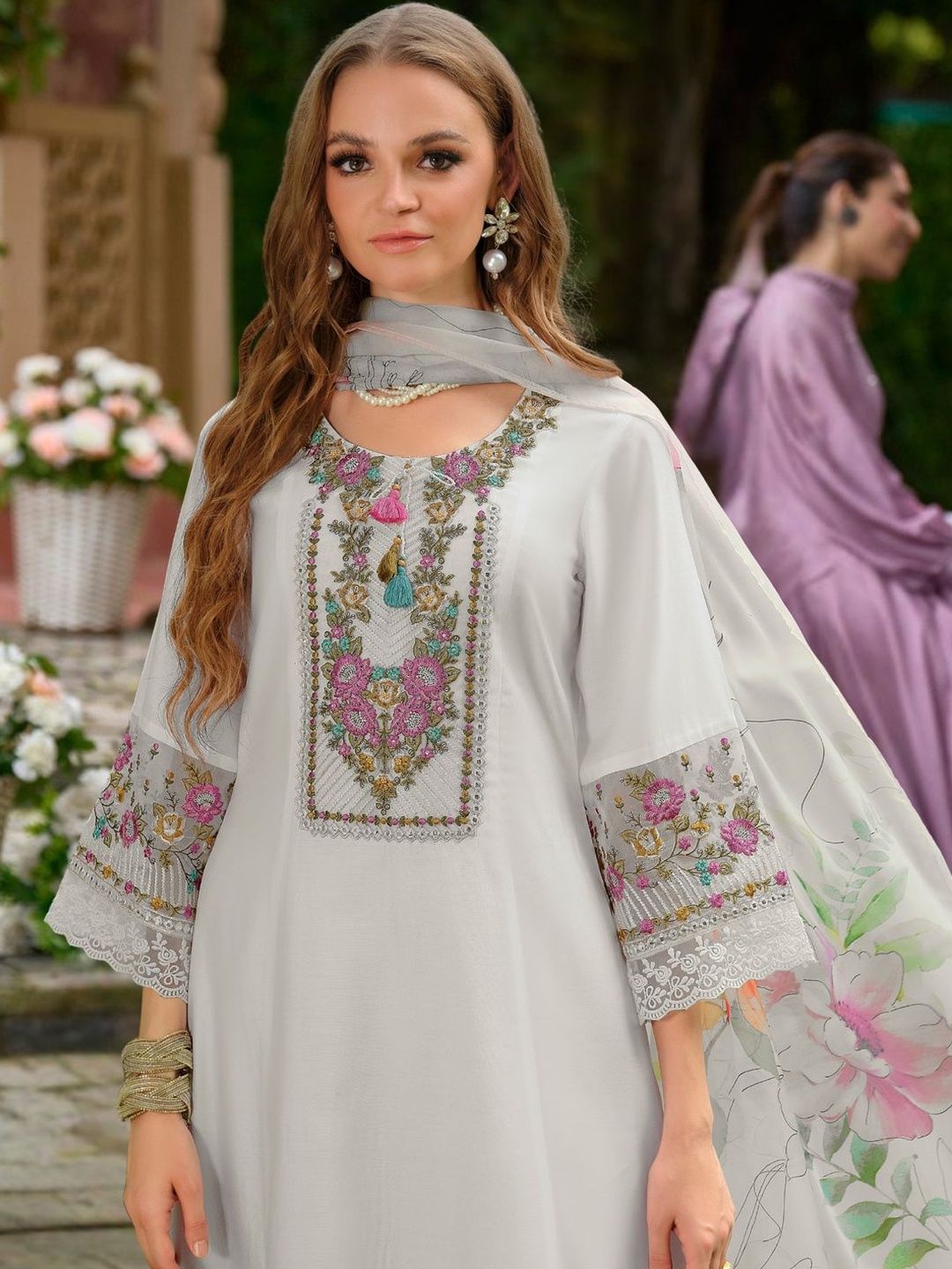 Women Floral Embroidered Regular Thread Work Liva Kurta with Trousers & With Dupatta