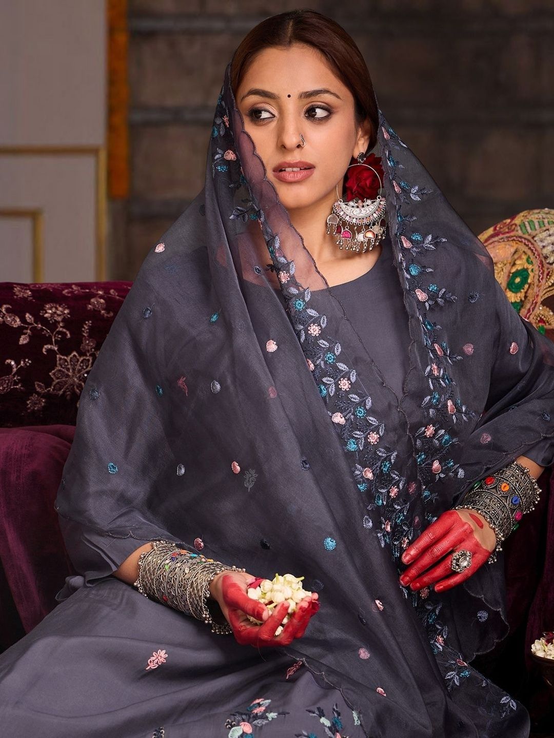 Dhiyona IE Women Floral Embroidered Regular Thread Work Kurta with Trousers & With Dupatta