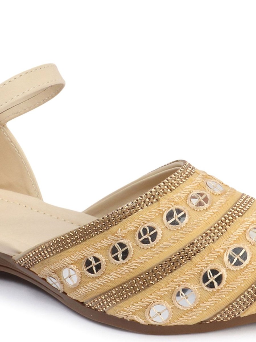 Dhiyona AK Women Embellished Ethnic Mojaris