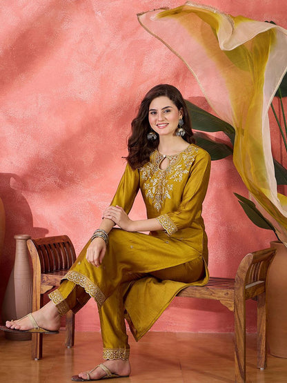 Dhiyona SN Women's Floral Yoke Deisgn Keyhole Neck Zari Straight Kurta & Trousers With Dupatta