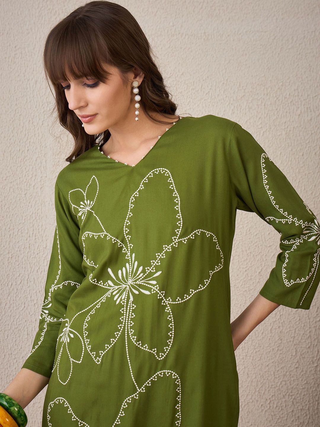 Dhiyona IE Floral Embroidered V-Neck Thread Work Straight Kurta With Trouser