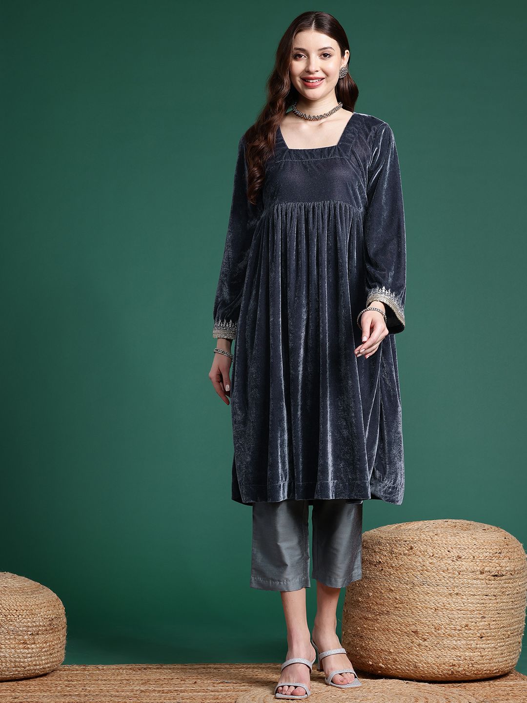 Dhiyona SN Women's Velvet Empire Kurta with Trousers