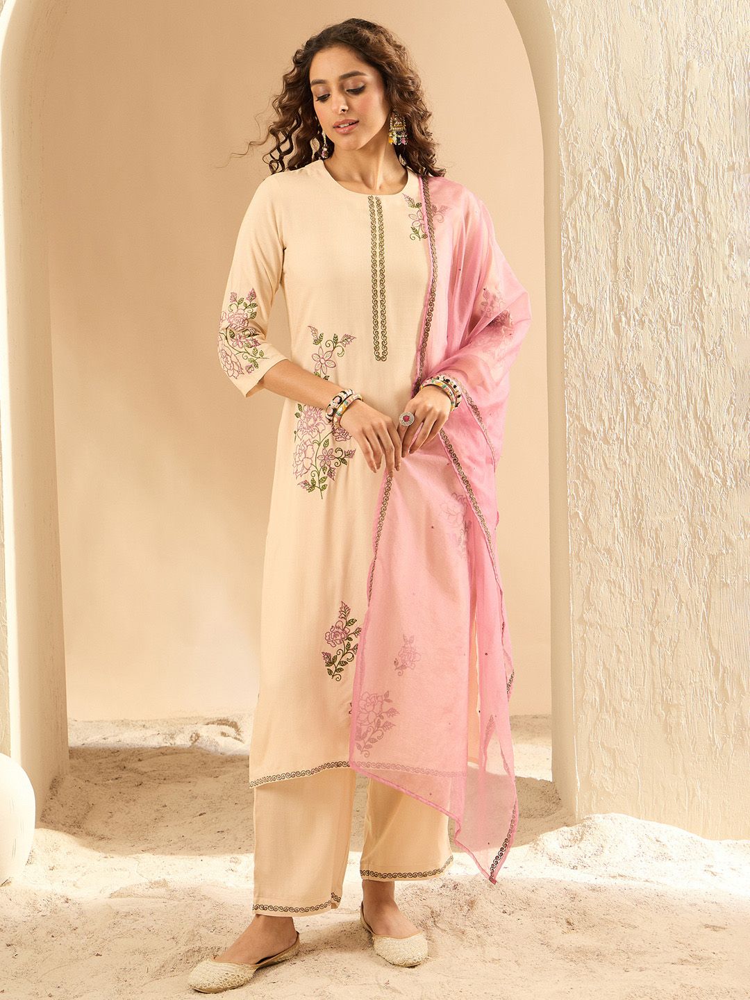 Women Floral Embroidered Regular Thread Work Kurta with Trousers & Dupatta