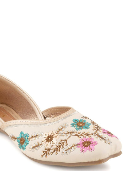 Dhiyona AK Embroidered Mojaris